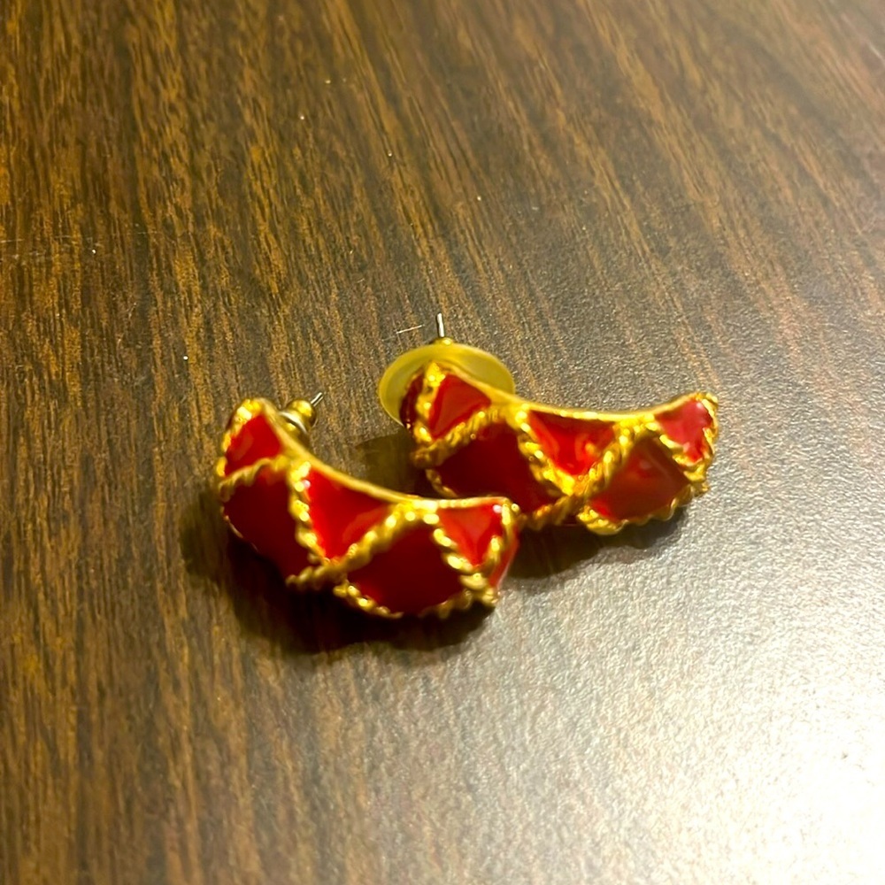 GJD Women's Clip-On Earrings Gold Tone Rudy Red Retro Vintage